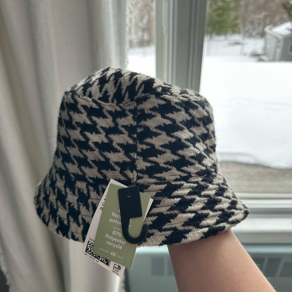 NWT Black and Cream Houndstooth Bucket Hat